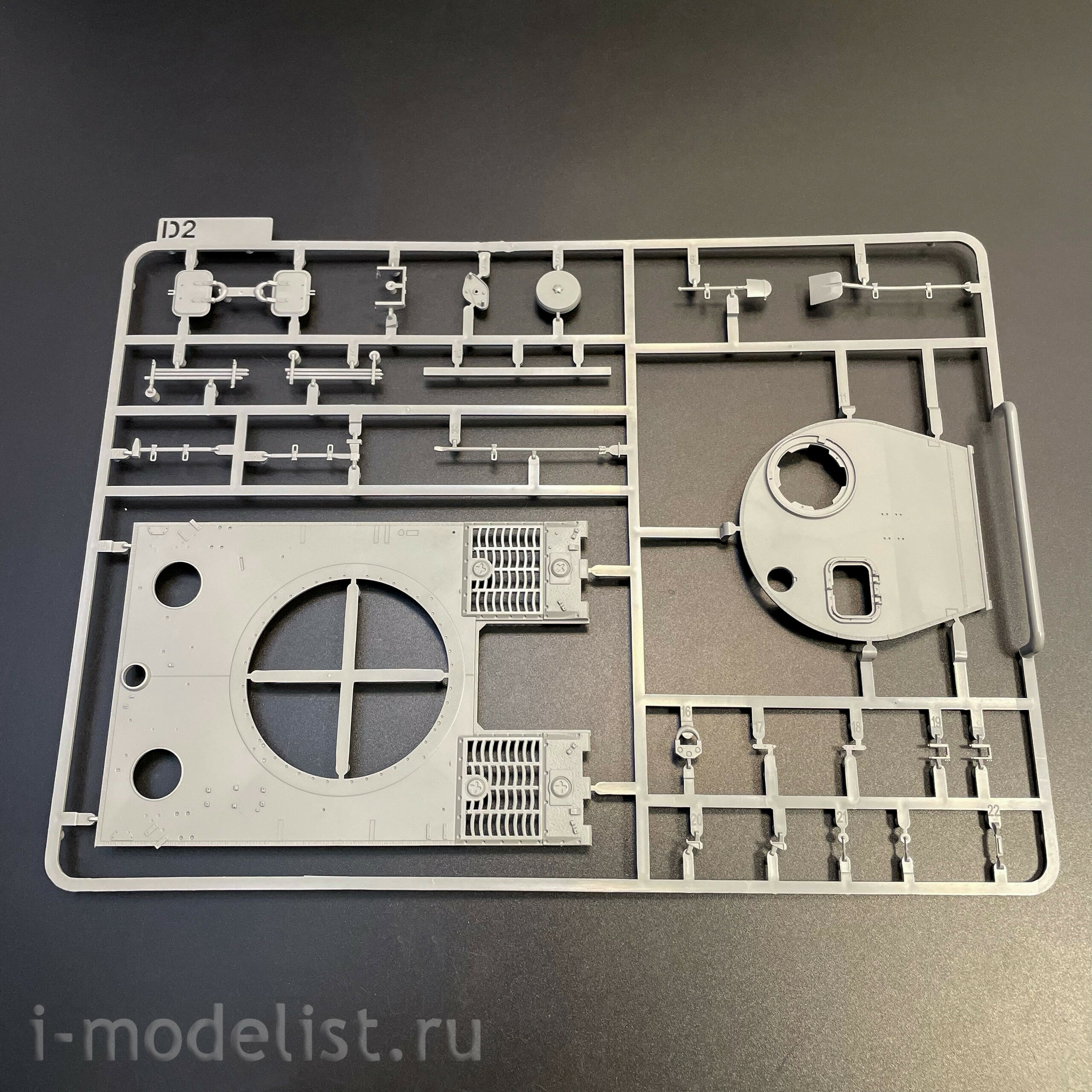 2195 Takom 1/35 Немецкий тяжёлый танк Sd.Kfz.181 Pz.Kpfw.VI Ausf.E - Tiger I ранний с фигурой Michael Wittmann