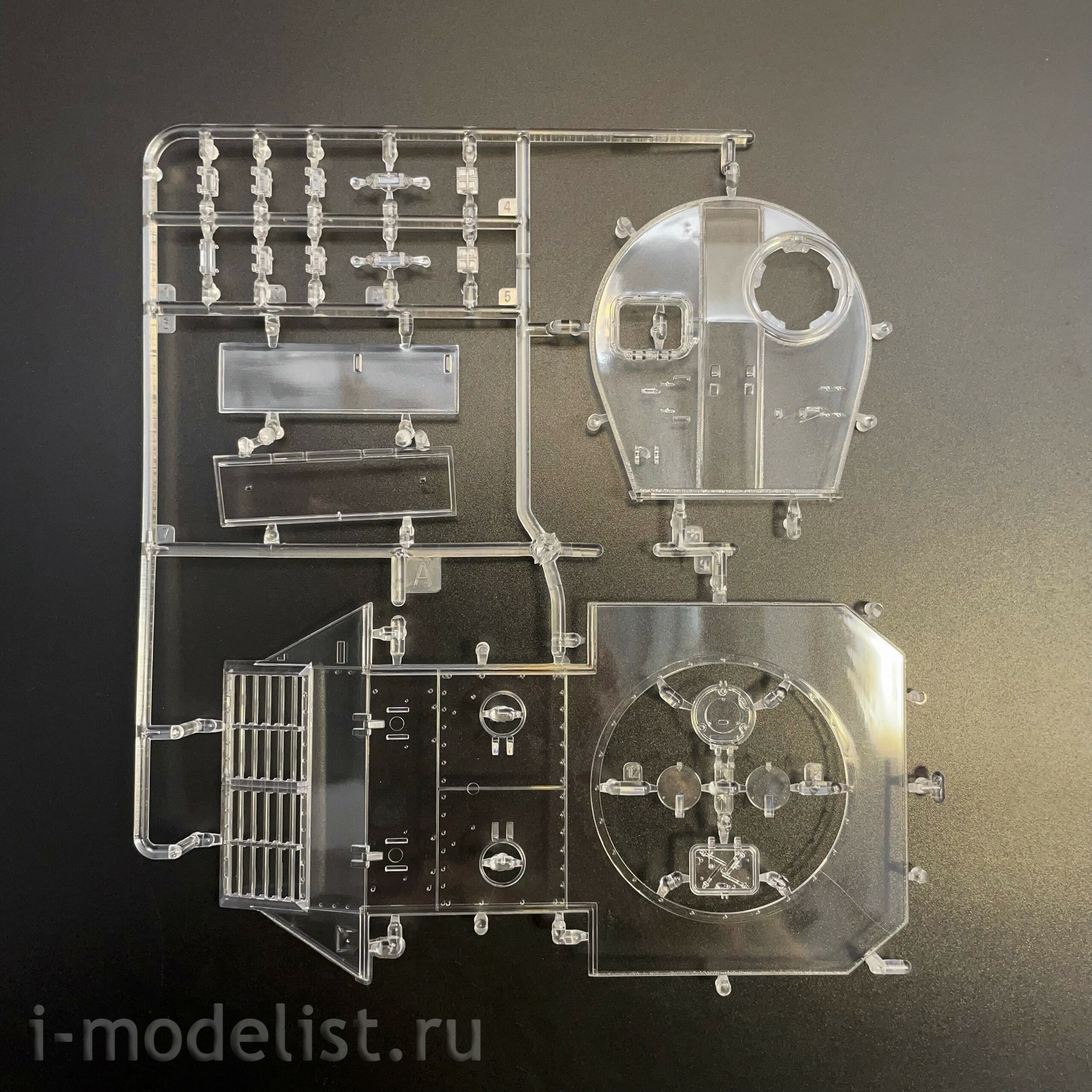 35A061 Amusing Hobby 1/35 Немецкий танк Pz.Kpfw.VI Tiger(P) 