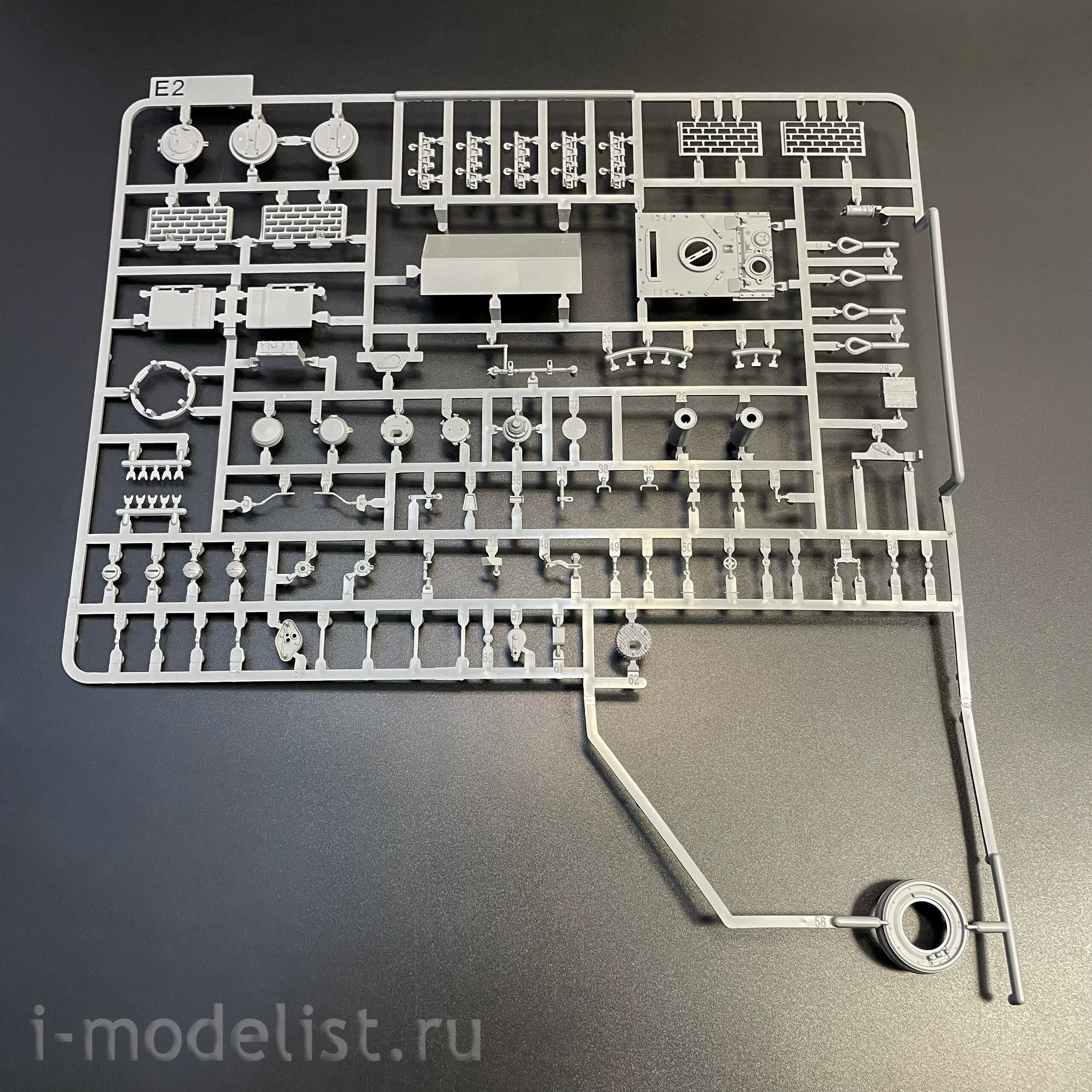 2195 Takom 1/35 Немецкий тяжёлый танк Sd.Kfz.181 Pz.Kpfw.VI Ausf.E - Tiger I ранний с фигурой Michael Wittmann