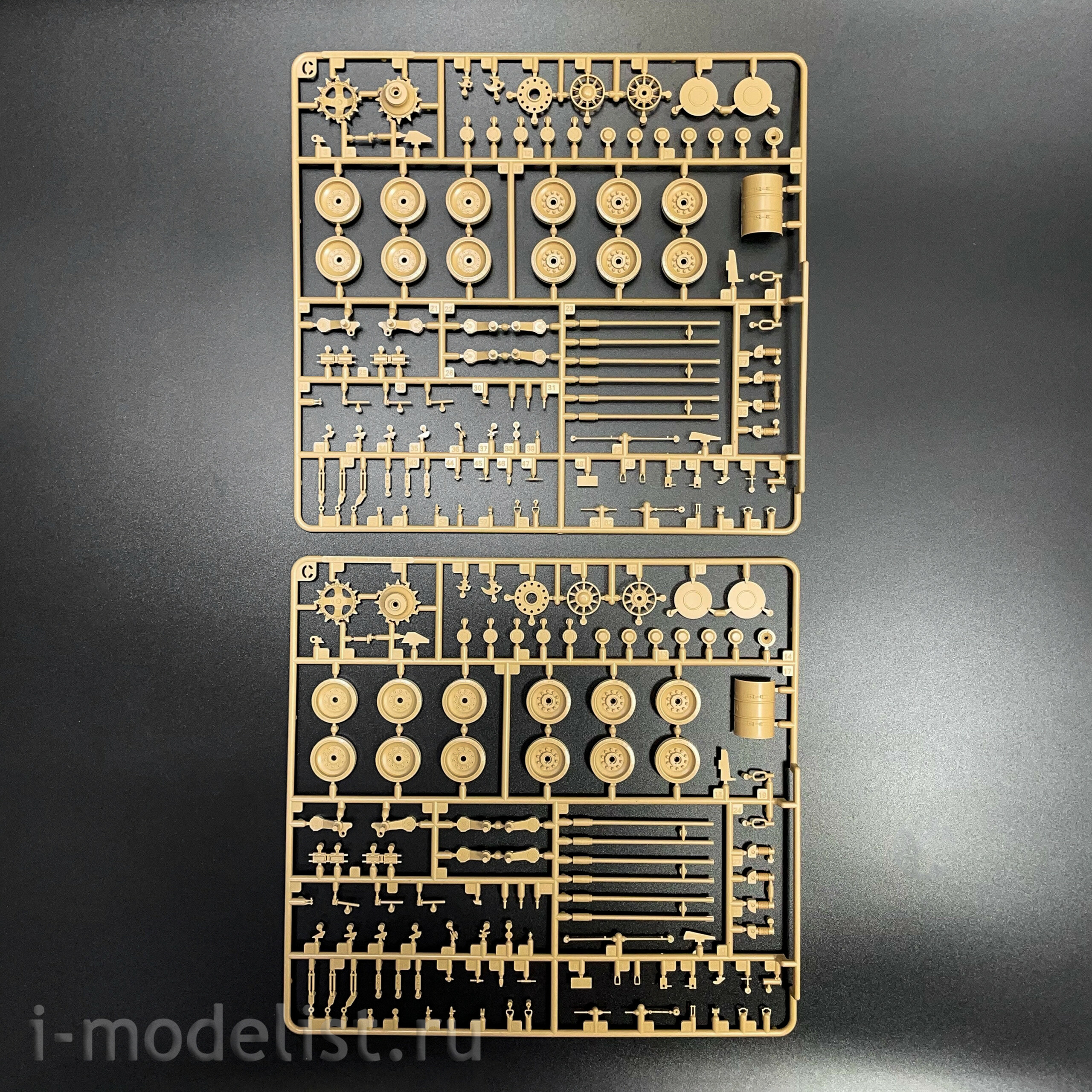 RM-5115 Rye Field Model 1/35 Российский танк Т-80УК (по лицензии ОмскТрансМаш)