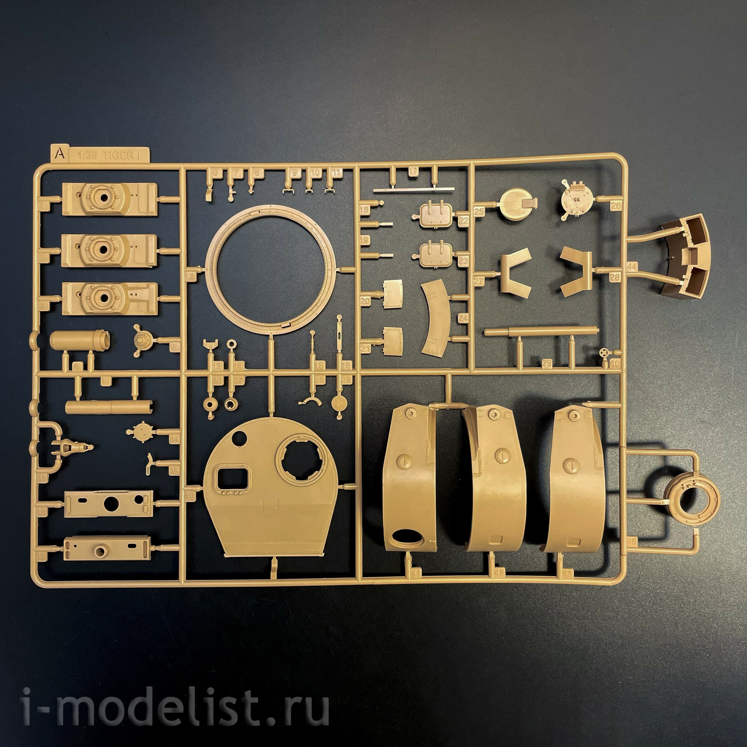 RM-5139 Rye Field Model 1/35 Немецкий танк Sd.kfz.181 Tiger I (ранний, Курск 1943) с фигуркой Михаэля Виттманна
