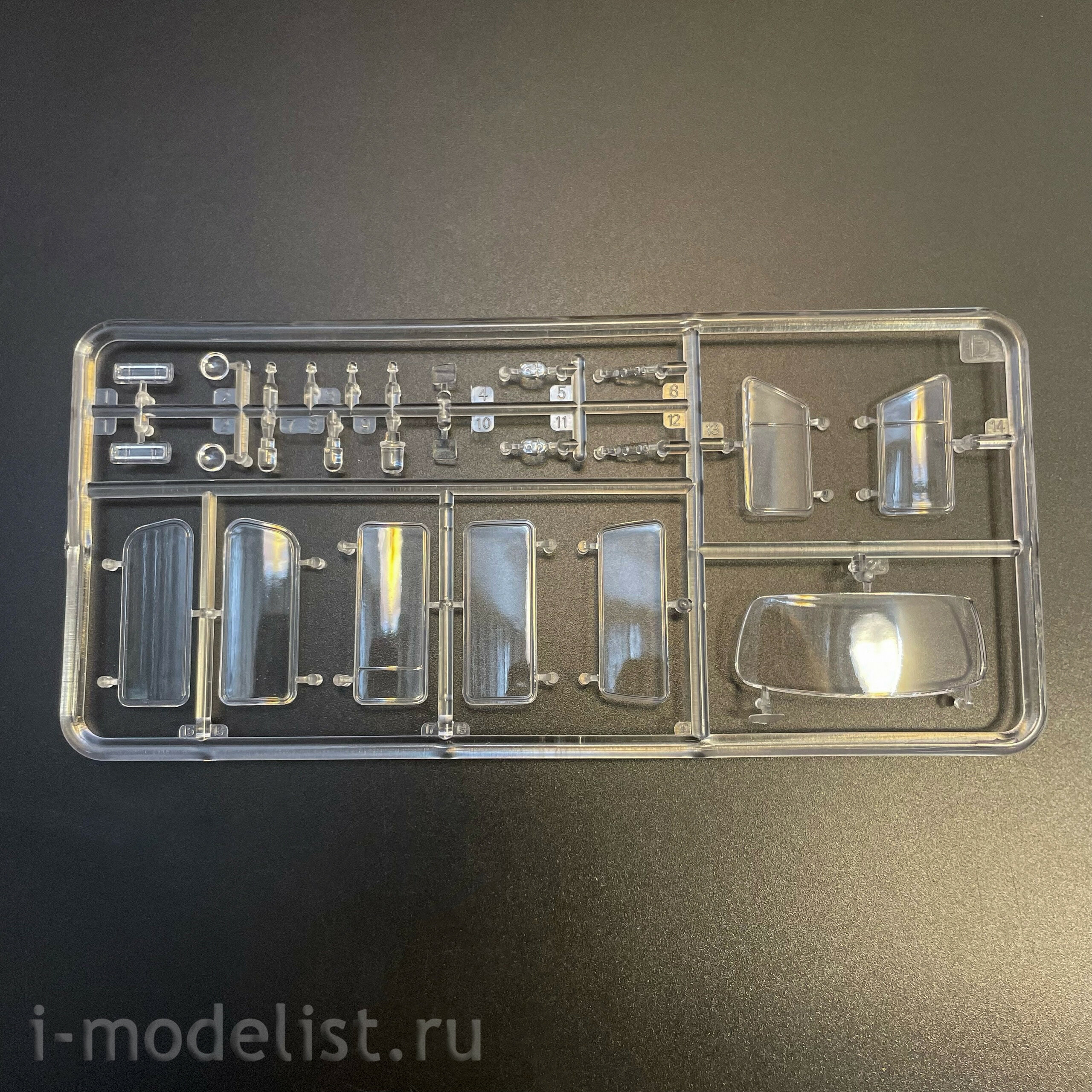 AK35033 AK Interactive 1/35 Автобус для аэропорта T2 1967 года / T2 Model 1967 Airport Bus