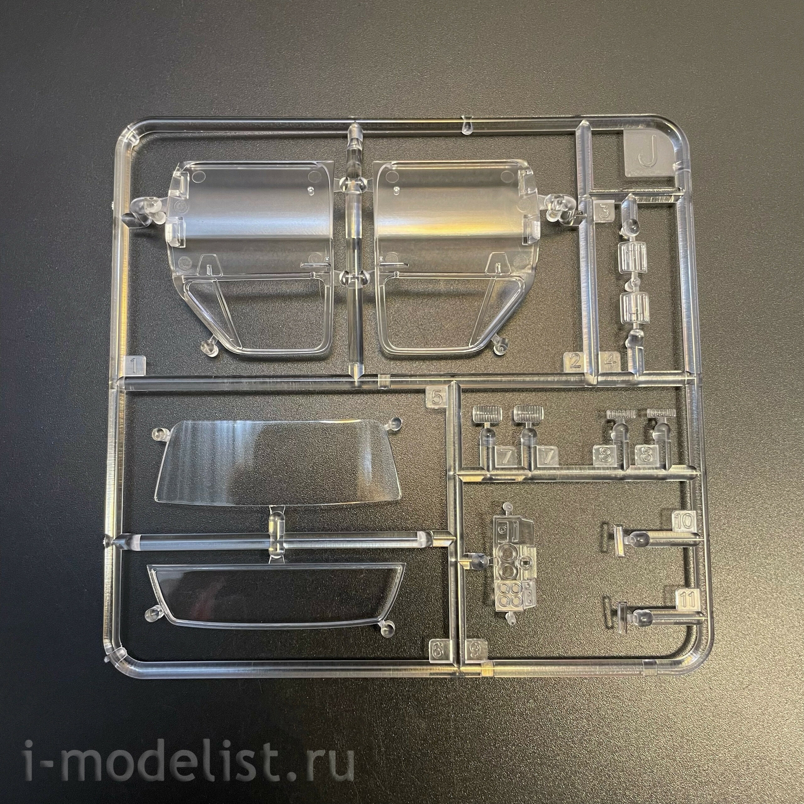 AK35031 AK Interactive 1/35 Грузовой автомобиль M1008 с брезентом / M1008 CARGO CARRIER with Tarp