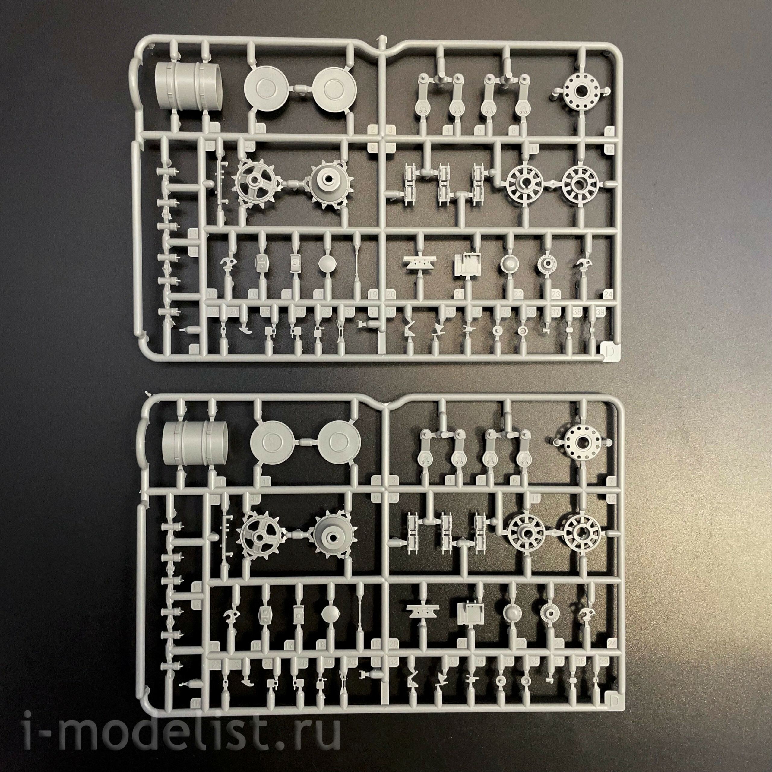 35A060 Amusing Hobby 1/35 Советский танк Т-80У с полным интерьером (по лицензии ОмскТрансМаш)