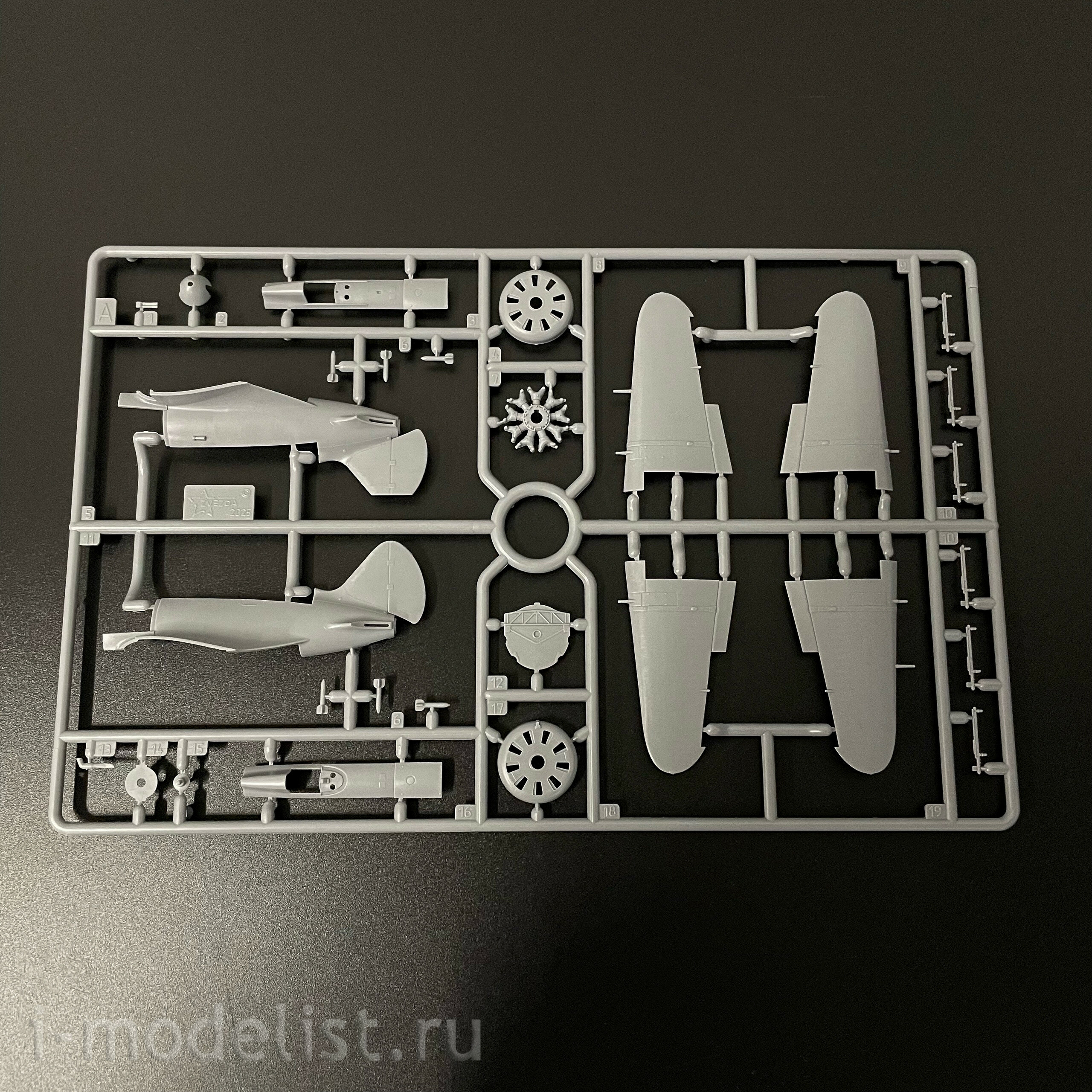 7330 Звезда 1/72 ПРЕДЗАКАЗ Советский истребитель И-16 Тип 5