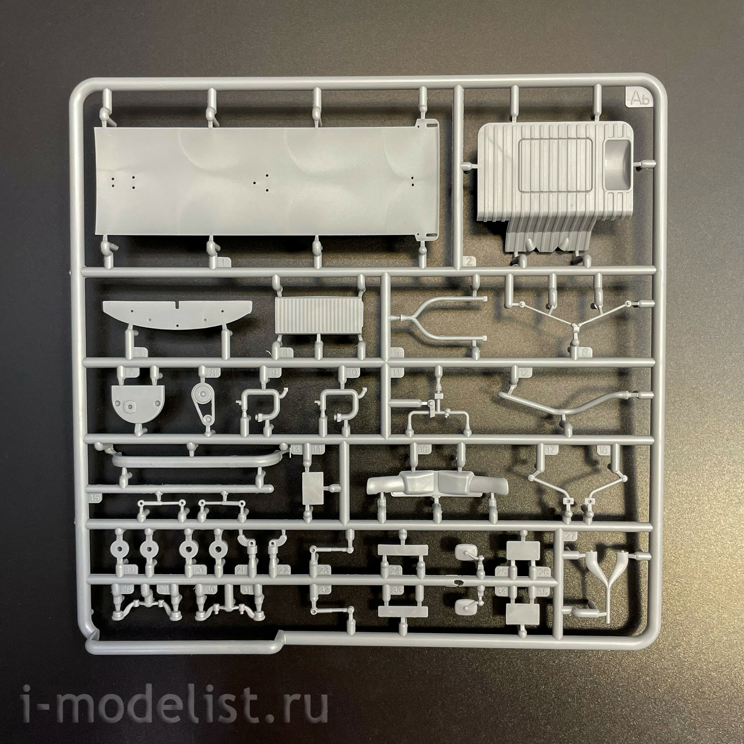 AK35024 AK Interactive 1/35 Легковой автомобиль-фургон T2 Model 1972 Van