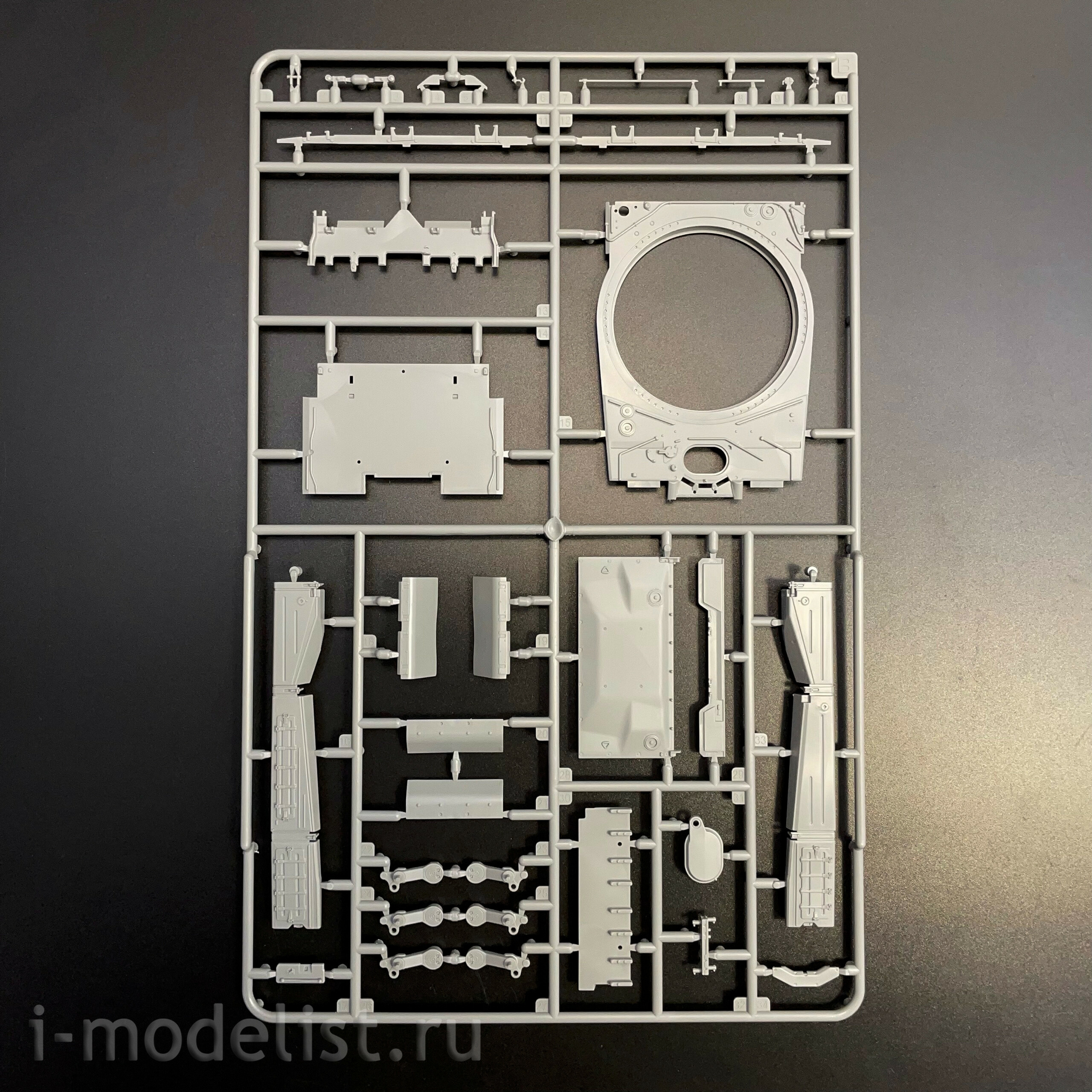 35A060 Amusing Hobby 1/35 Советский танк Т-80У с полным интерьером (по лицензии ОмскТрансМаш)