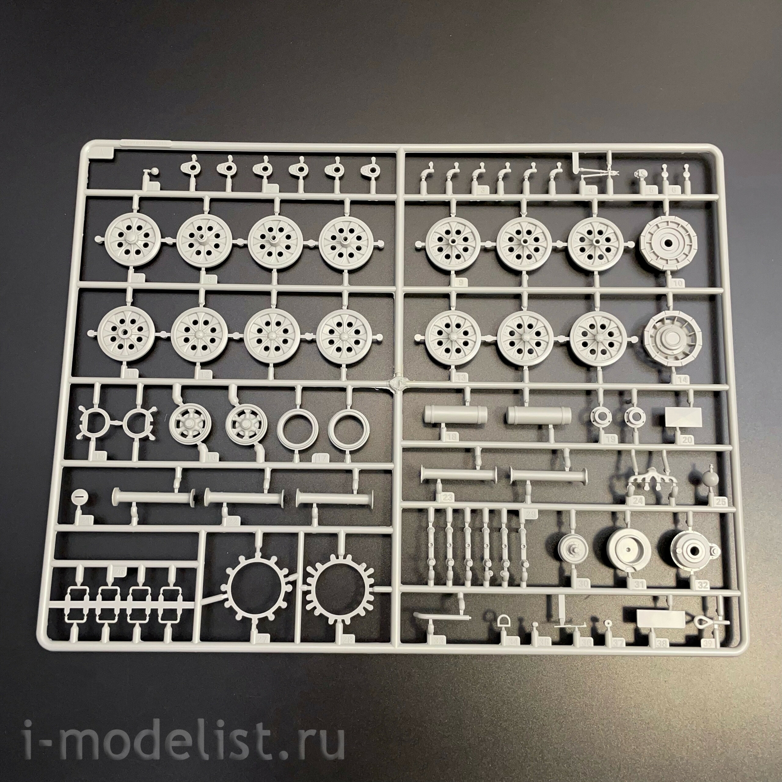 09576 Трубач 1/35 Тяжелый тягач Schwerer Zugkraftwagen 18to Sd. Kfz. 9/1 с 6-тонным краном Bilstein