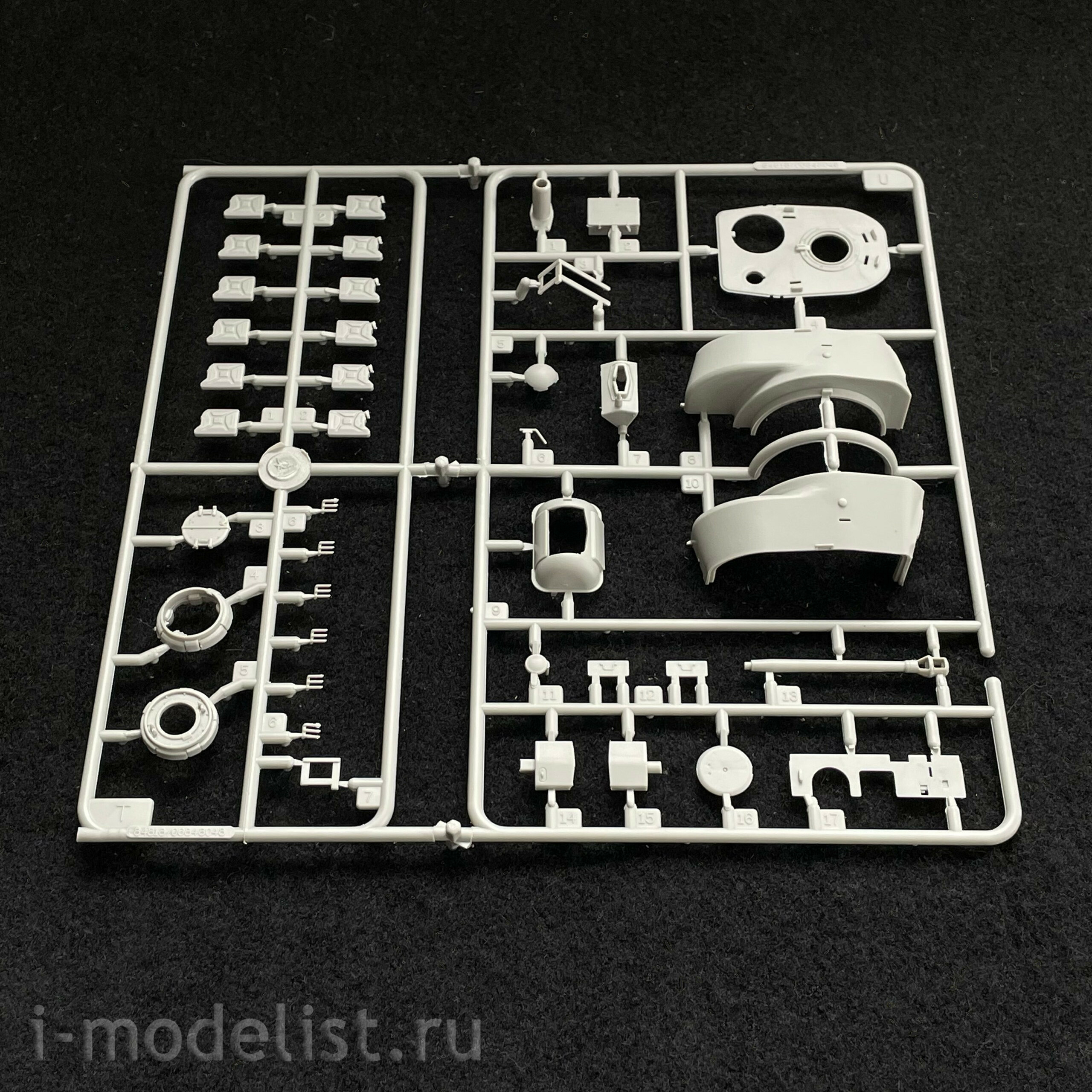 84818 HobbyBoss 1/48 Немецкий танк Pz.Kpfw KV-1 756( r )