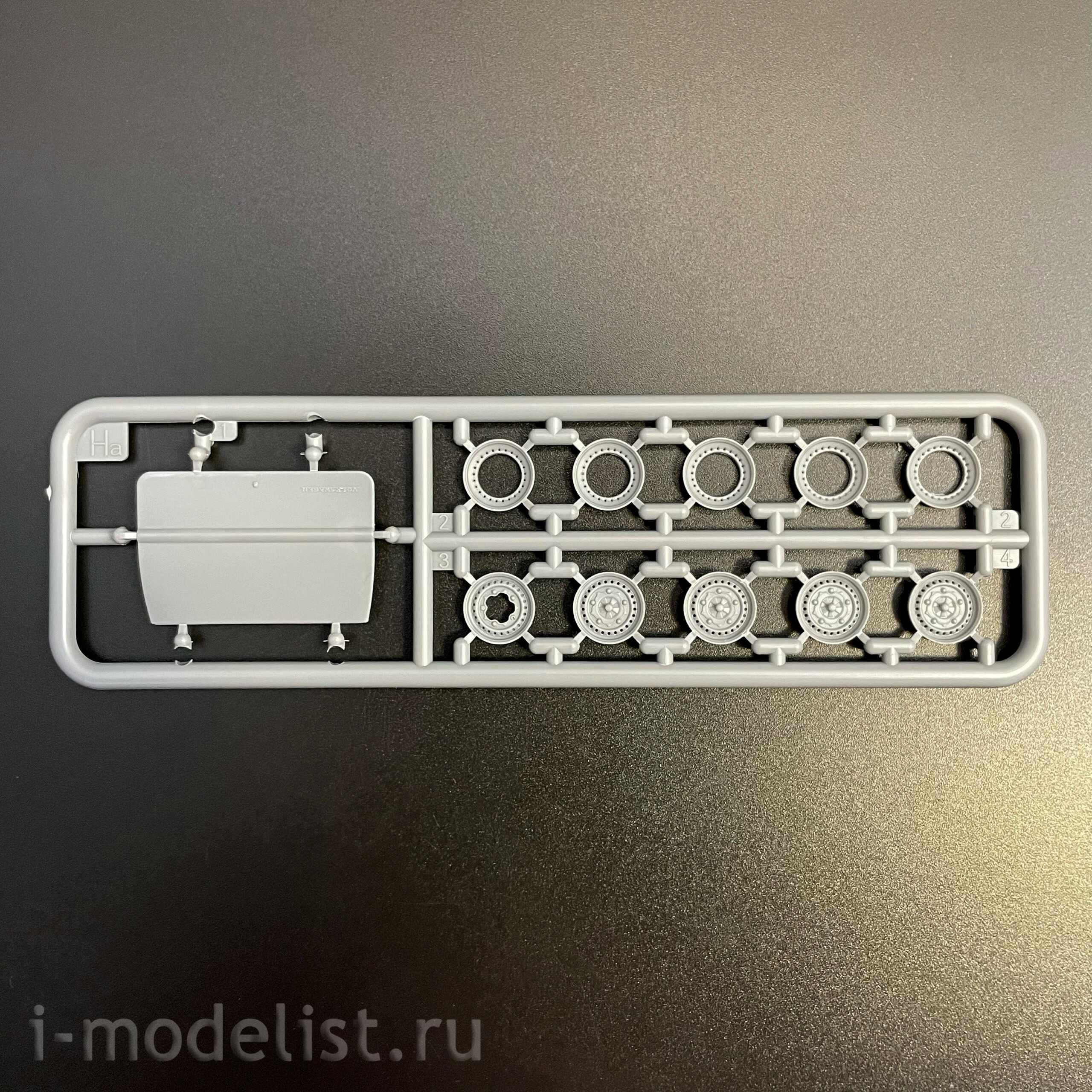 AK35024 AK Interactive 1/35 Легковой автомобиль-фургон T2 Model 1972 Van