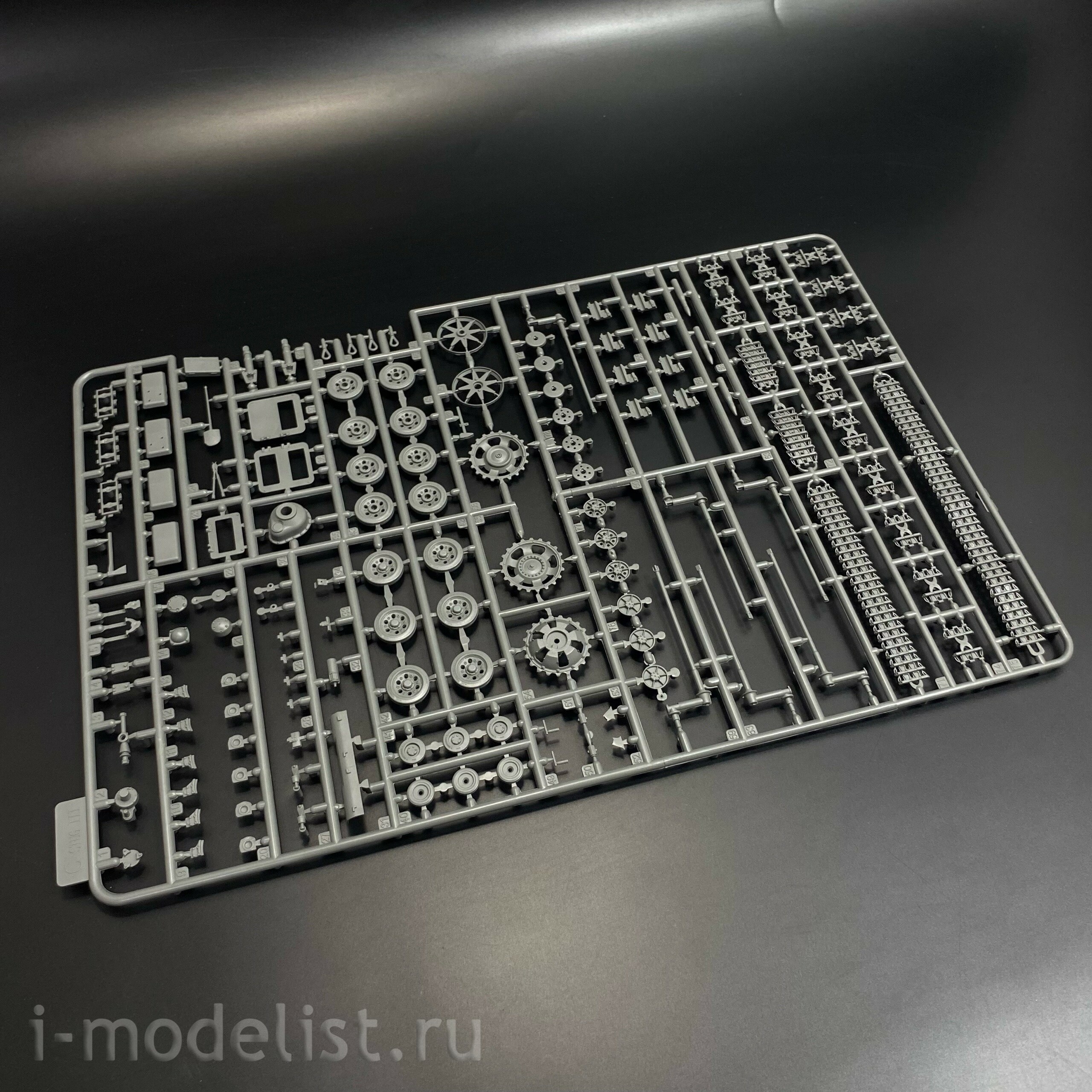 BT-036 Border Model 1/35 Немецкая САУ StuH 42 Ausf. G (Поздняя) с полным интерьером