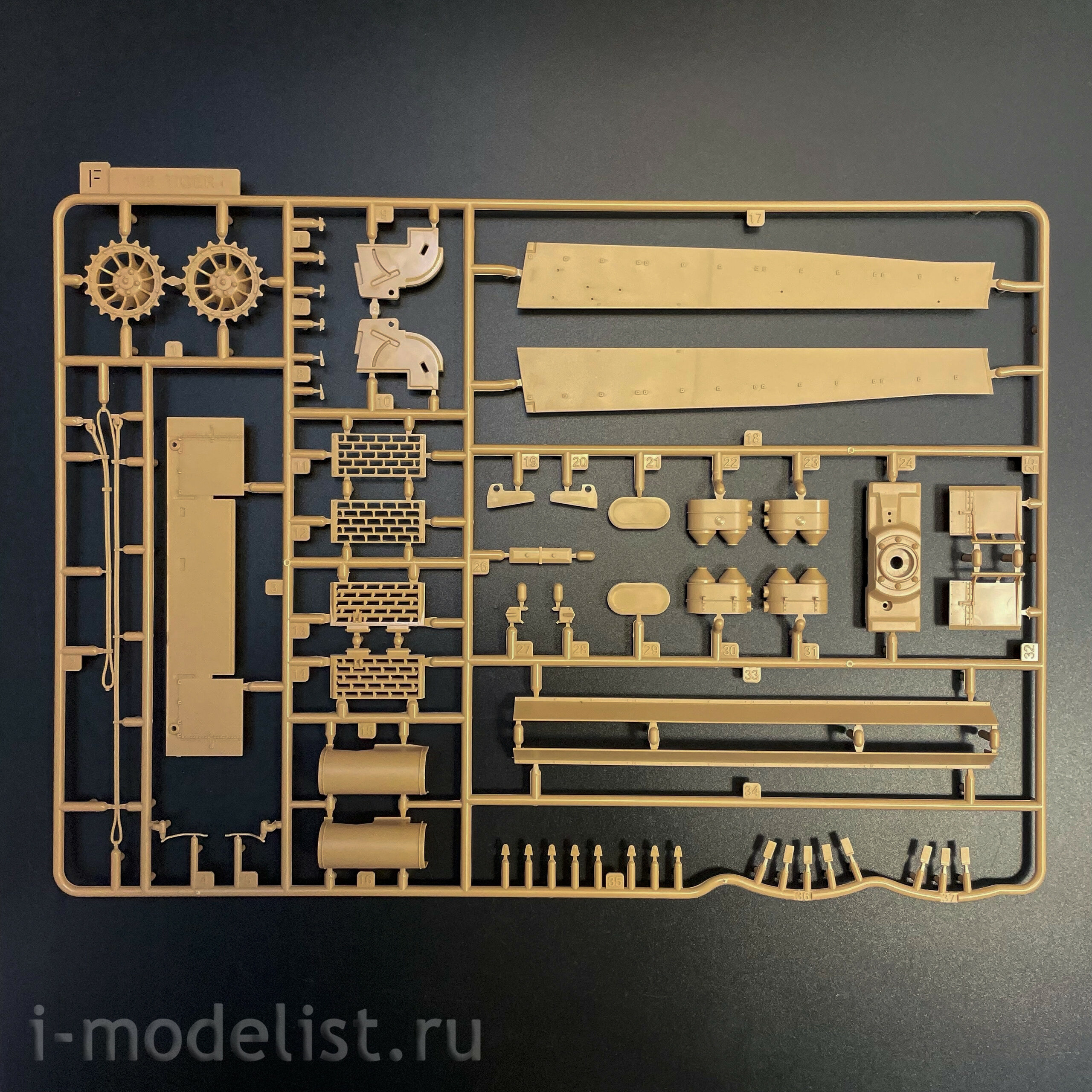 RM-5140 Rye Field Model 1/35 Немецкий танк Sd.kfz.181 Tiger I (ранний, Курск 1943) с двигателем и фигуркой Михаэля Виттманна
