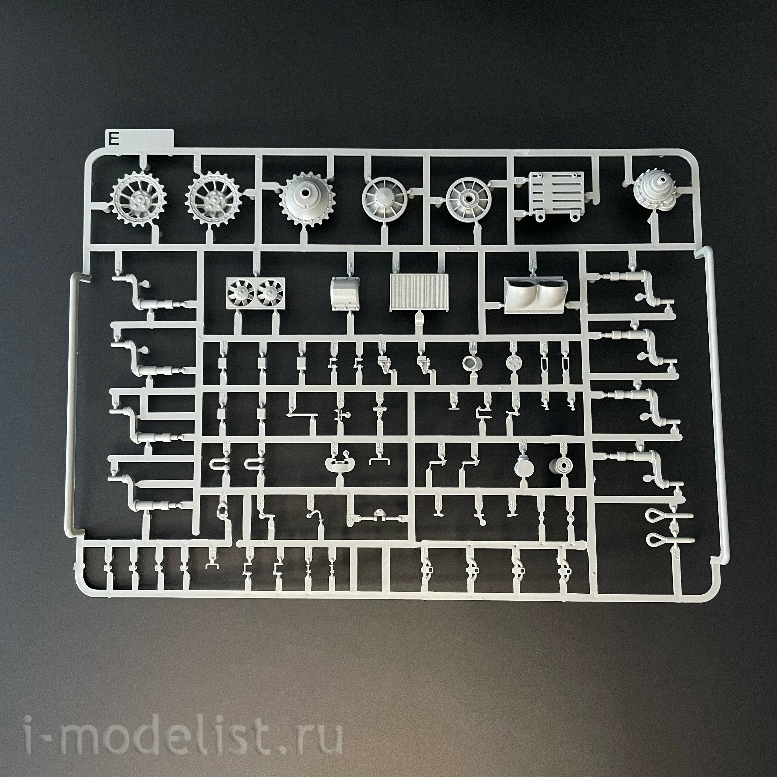 2199 Takom 1/35 Немецкий тяжёлый танк Sd.Kfz. 181 Pz. Kpfw VI Ausf.E Tiger I (поздний) с Zimmerit