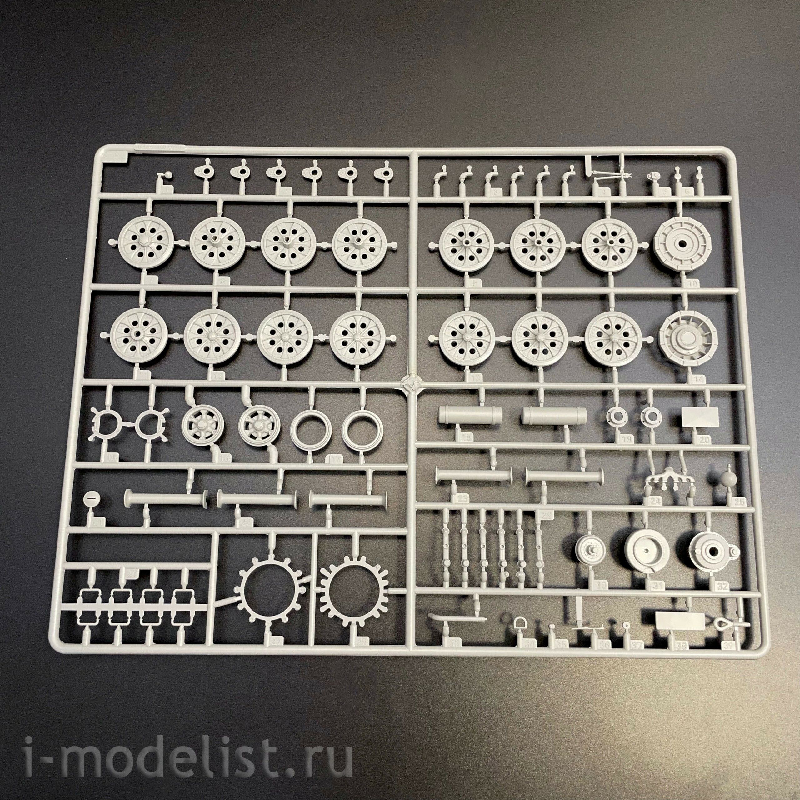 09576 Трубач 1/35 Тяжелый тягач Schwerer Zugkraftwagen 18to Sd. Kfz. 9/1 с 6-тонным краном Bilstein