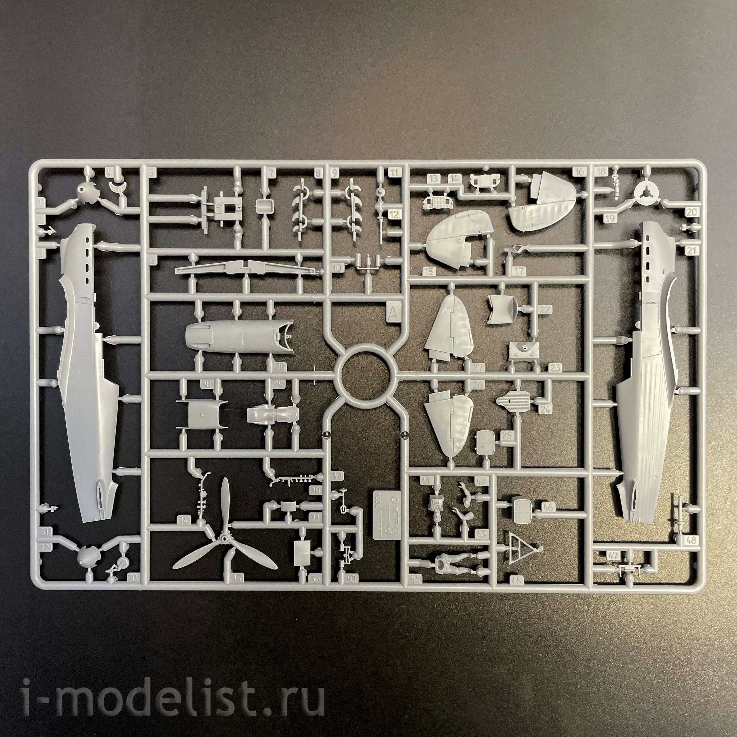 7327 Звезда 1/72 Советский истребитель Як-1 27-92 серии