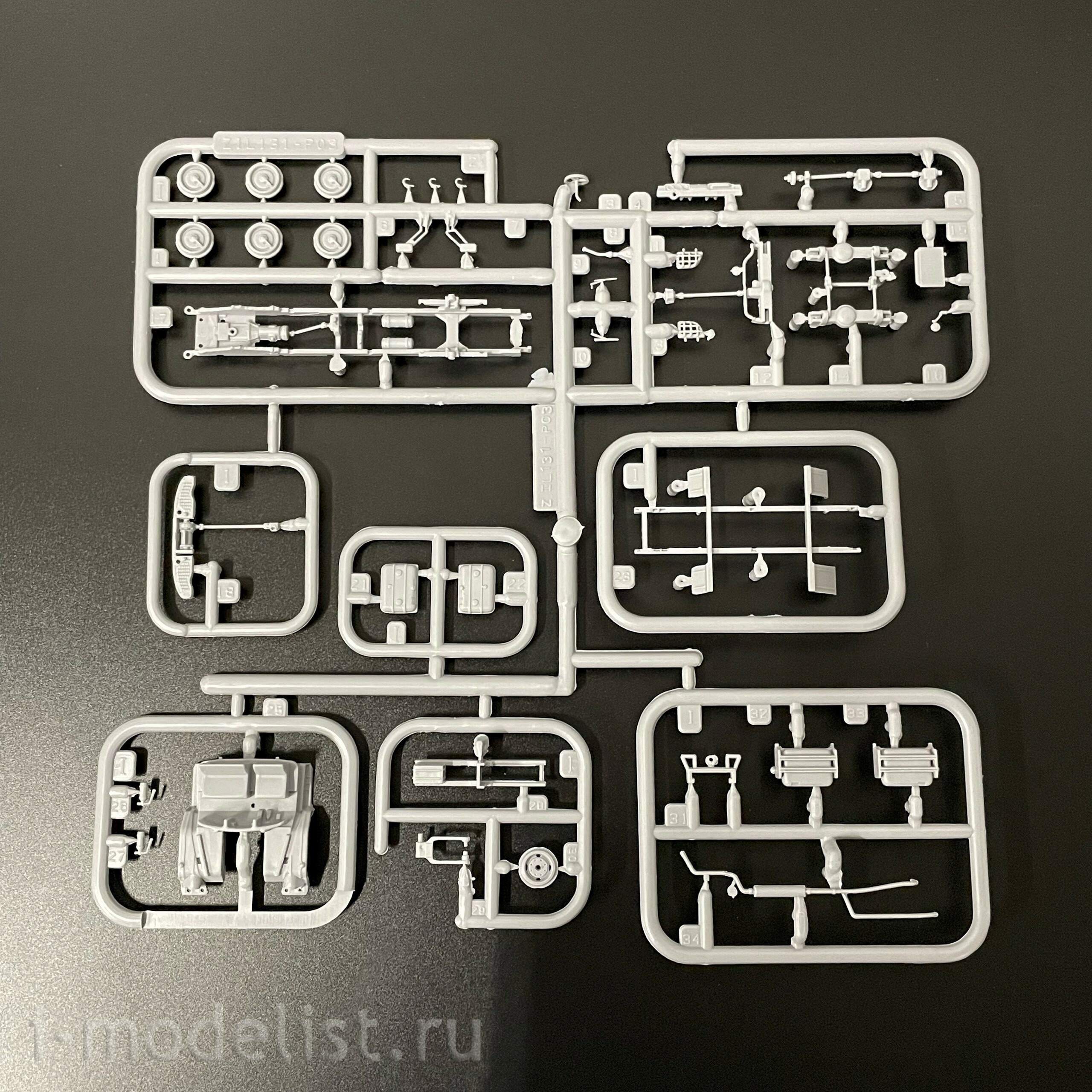 7208AVD AVD Models 1/72 ЗИЛ-131 бортовой