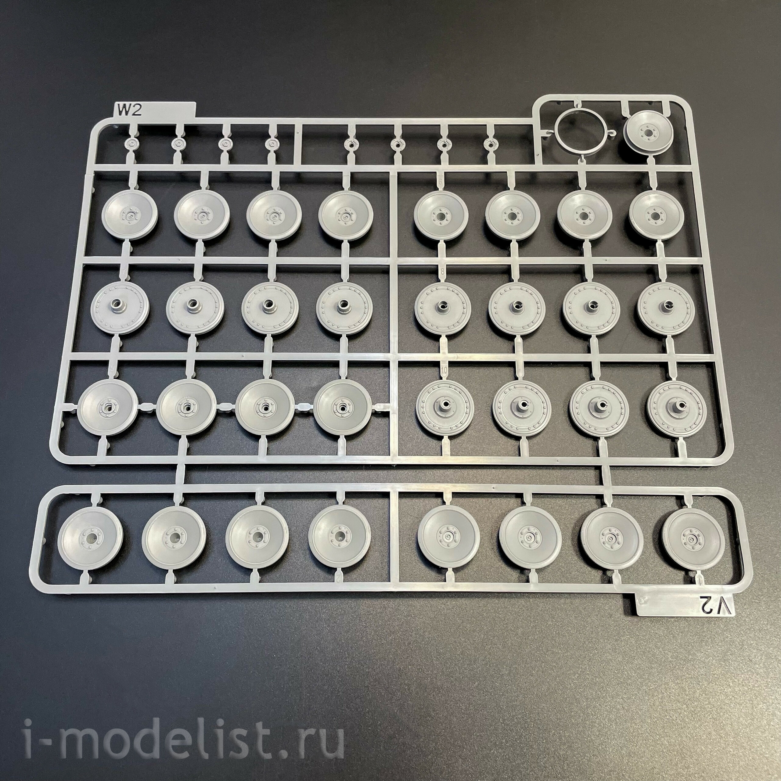 2195 Takom 1/35 Немецкий тяжёлый танк Sd.Kfz.181 Pz.Kpfw.VI Ausf.E - Tiger I ранний с фигурой Michael Wittmann