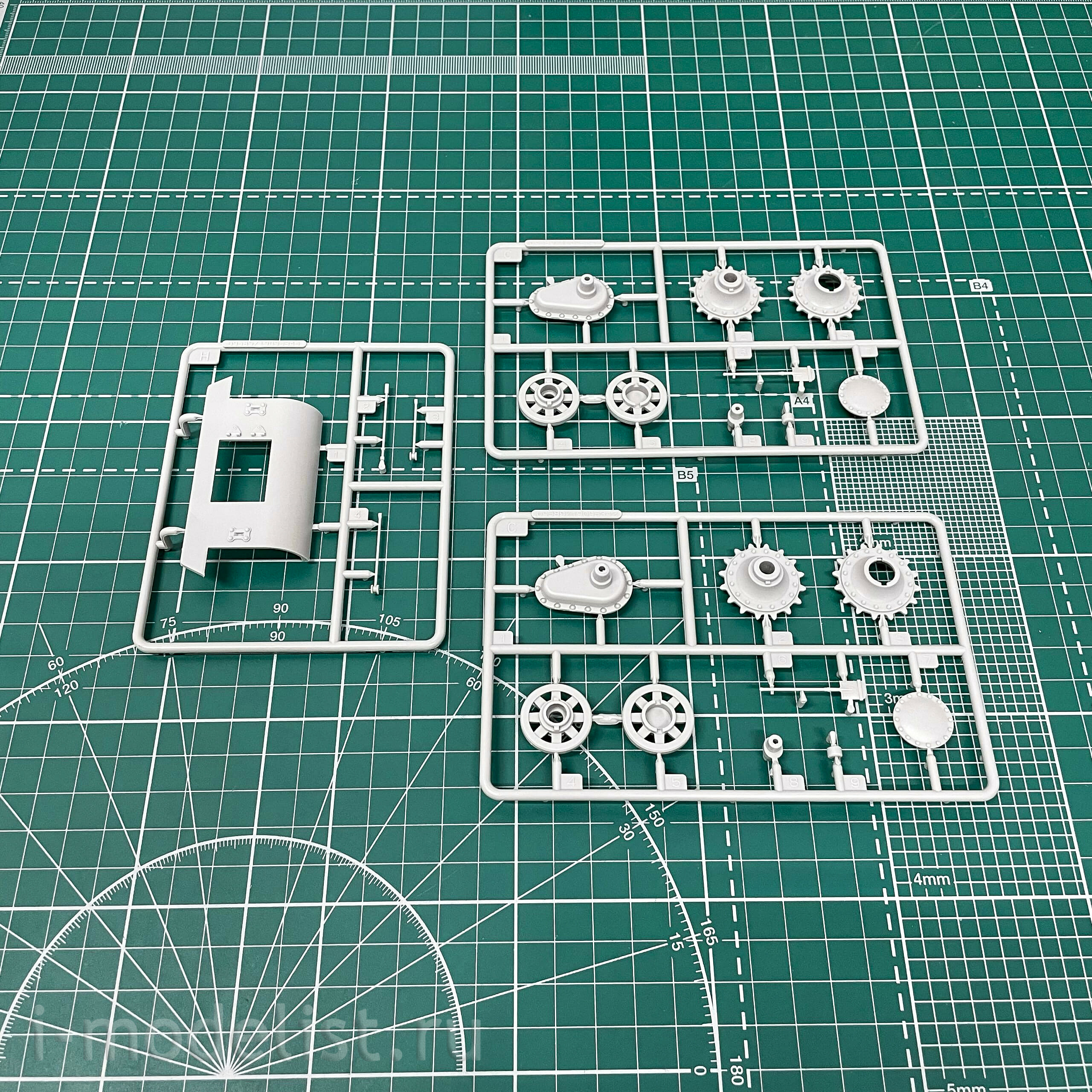 09590 Трубач 1/35 Советский тяжелый танк T-100