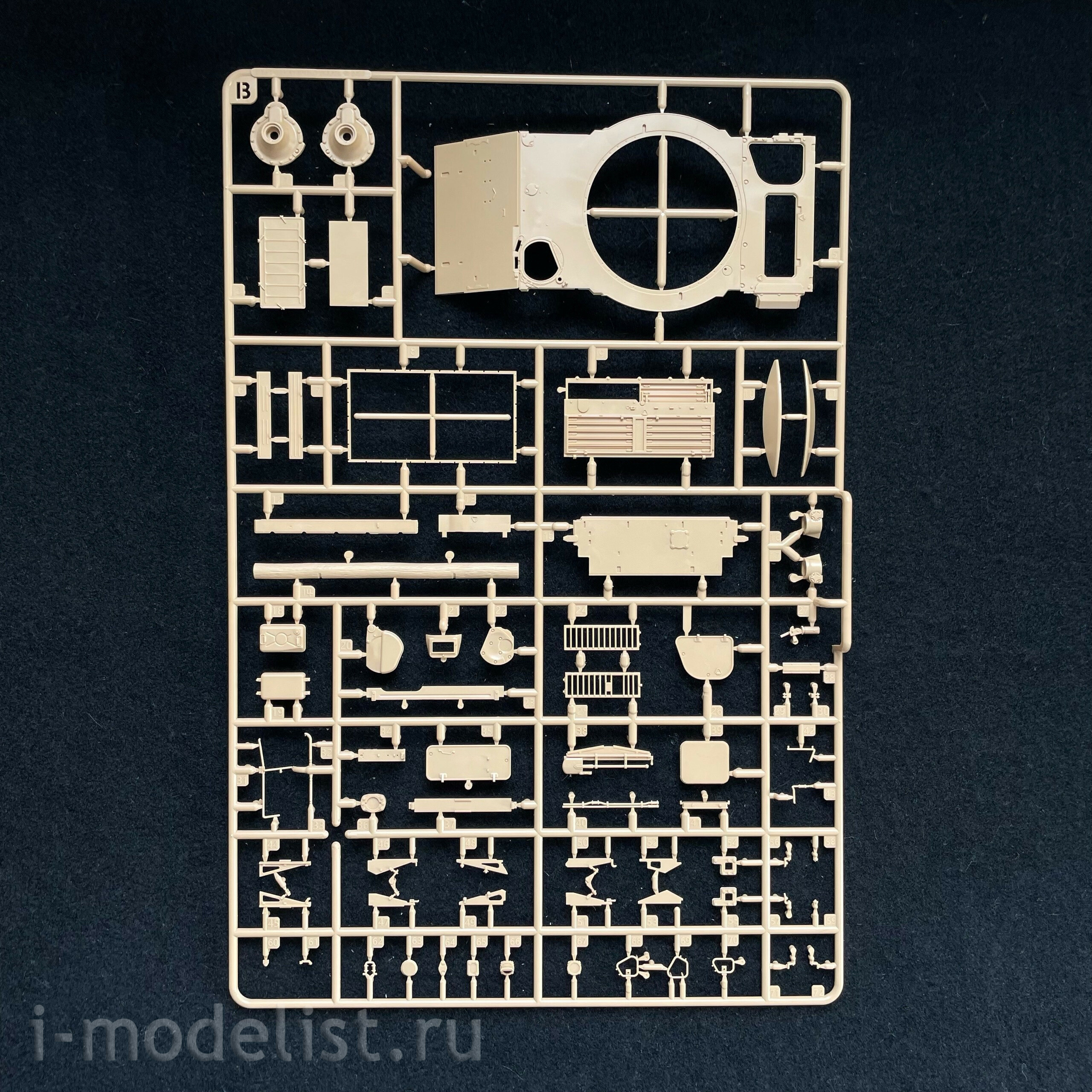 RM-5091 Rye Field Model 1/35 Советский танк Т-55АМД с комплексом активной защиты (КАЗ) 