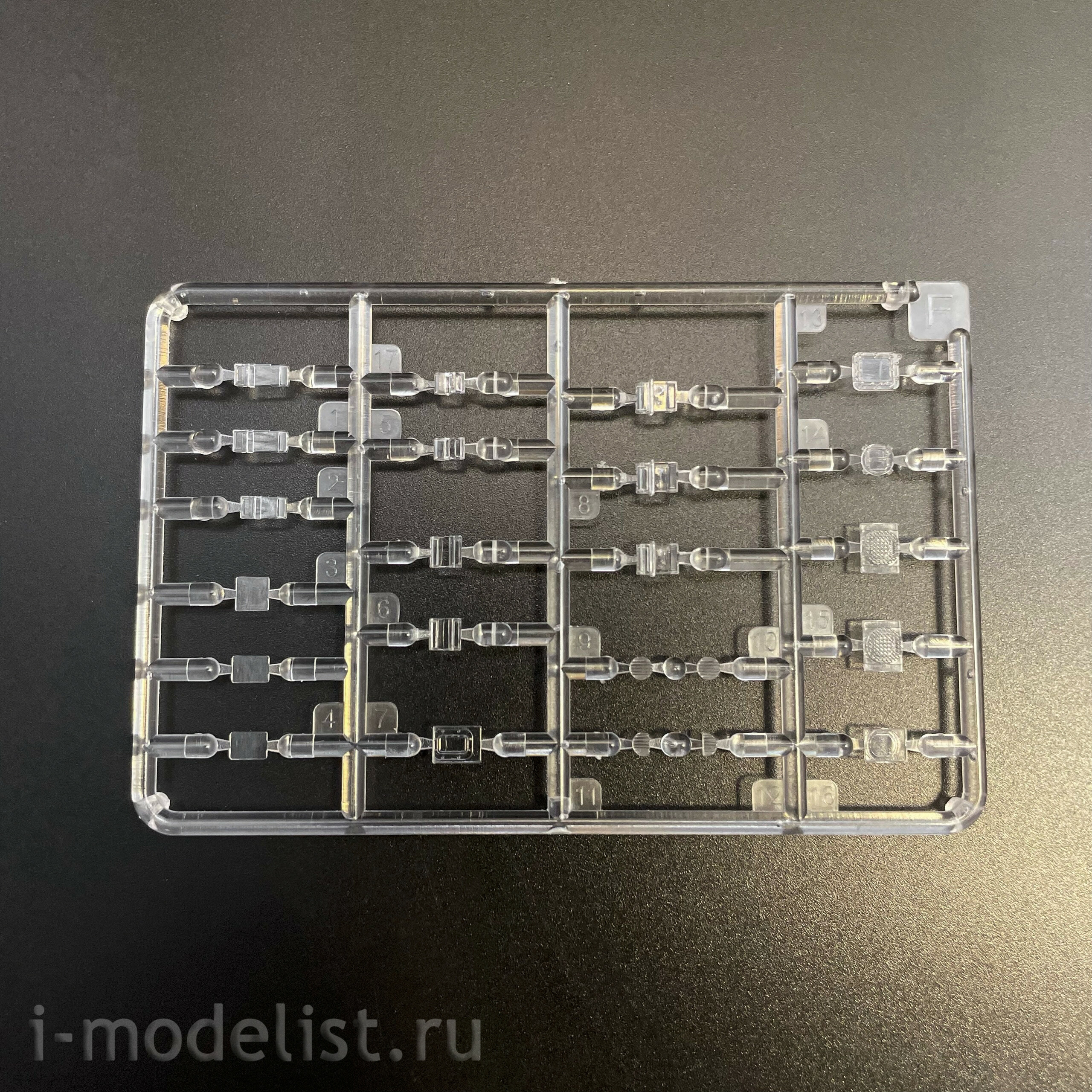 35A060 Amusing Hobby 1/35 Советский танк Т-80У с полным интерьером (по лицензии ОмскТрансМаш)