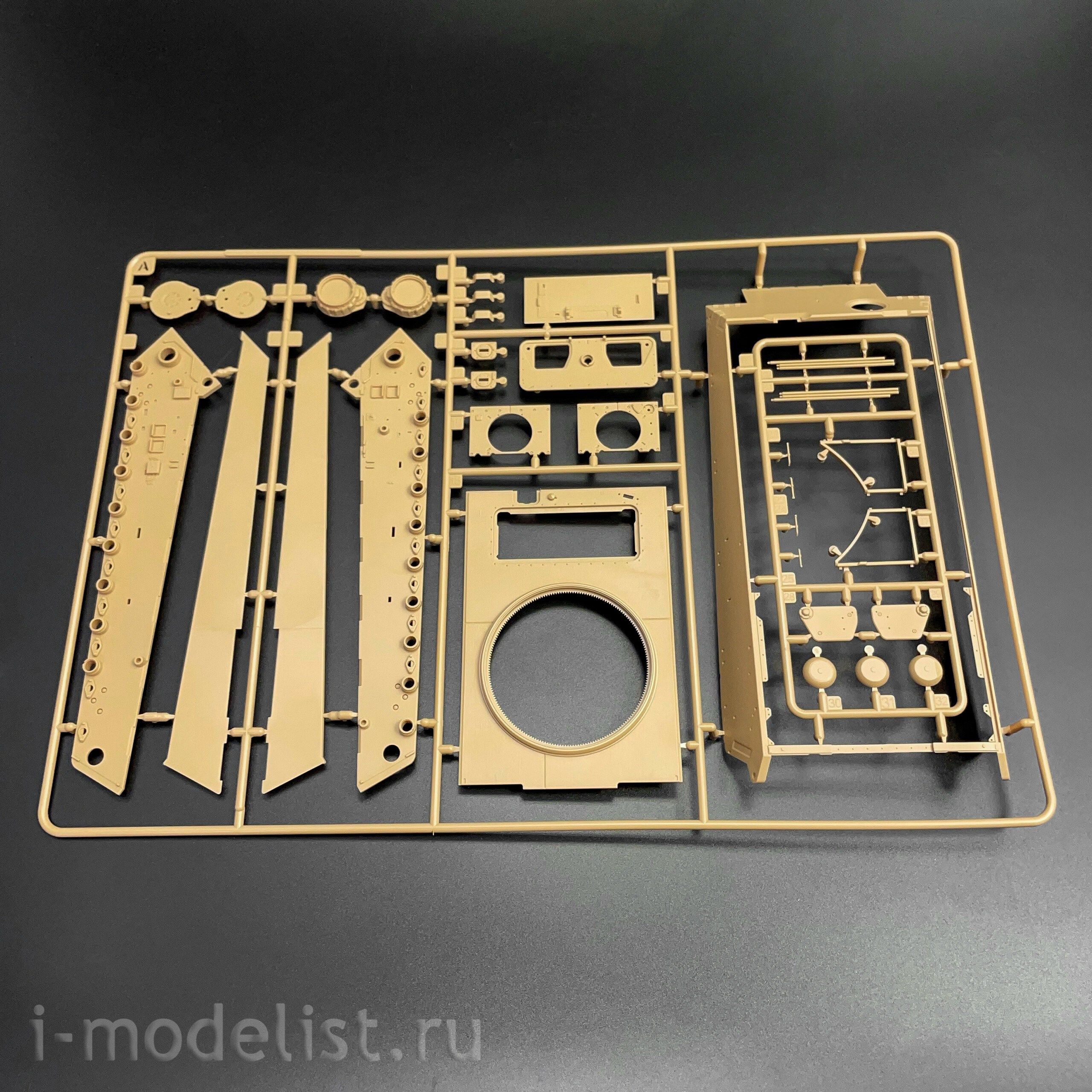 RM-5125 Rye Field Model 1/35 Немецкий тяжелый танк Sd.Kfz.182 Tiger Ausf.B King Tiger (турель Henschel), стандартная версия