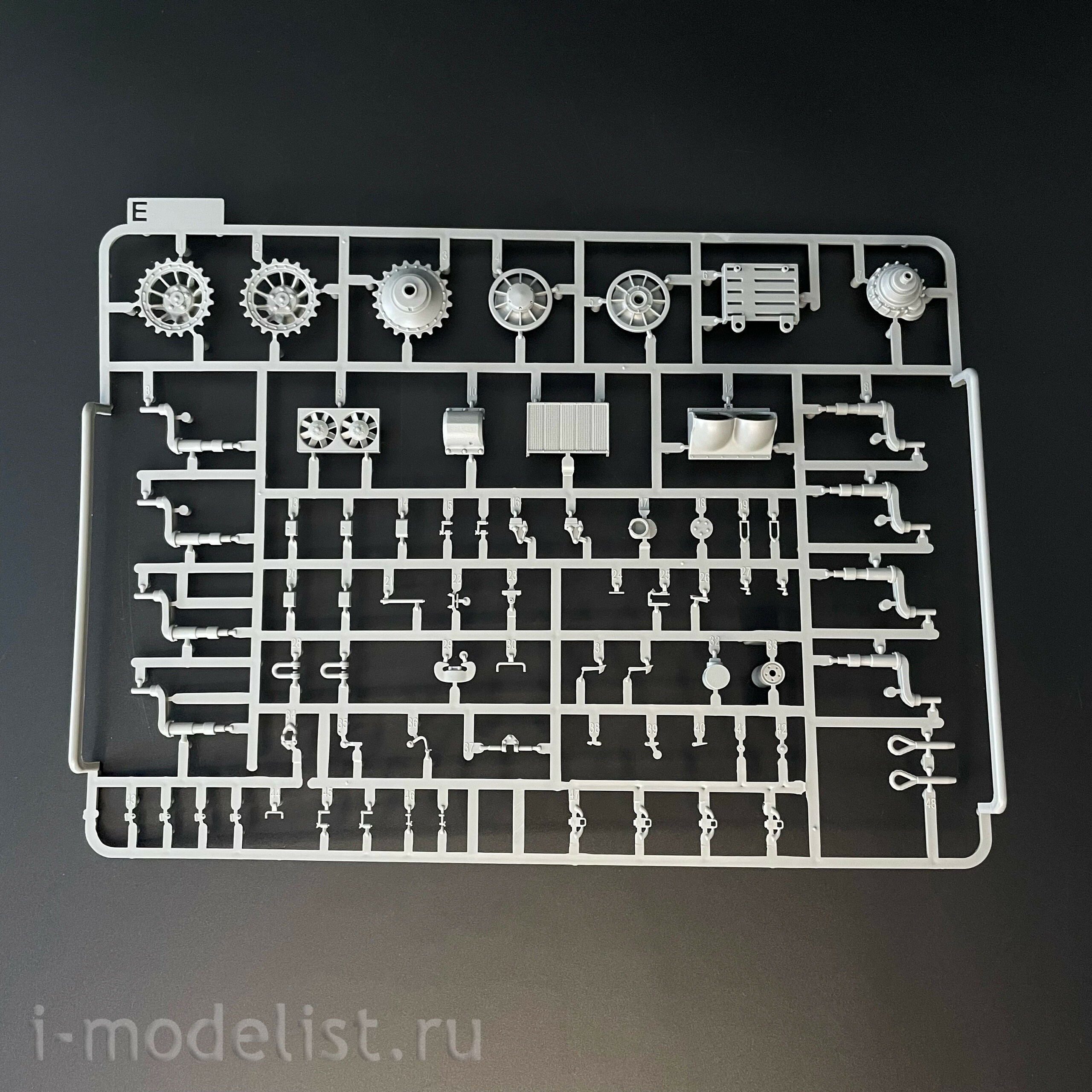 2199 Takom 1/35 Немецкий тяжёлый танк Sd.Kfz. 181 Pz. Kpfw VI Ausf.E Tiger I (поздний) с Zimmerit