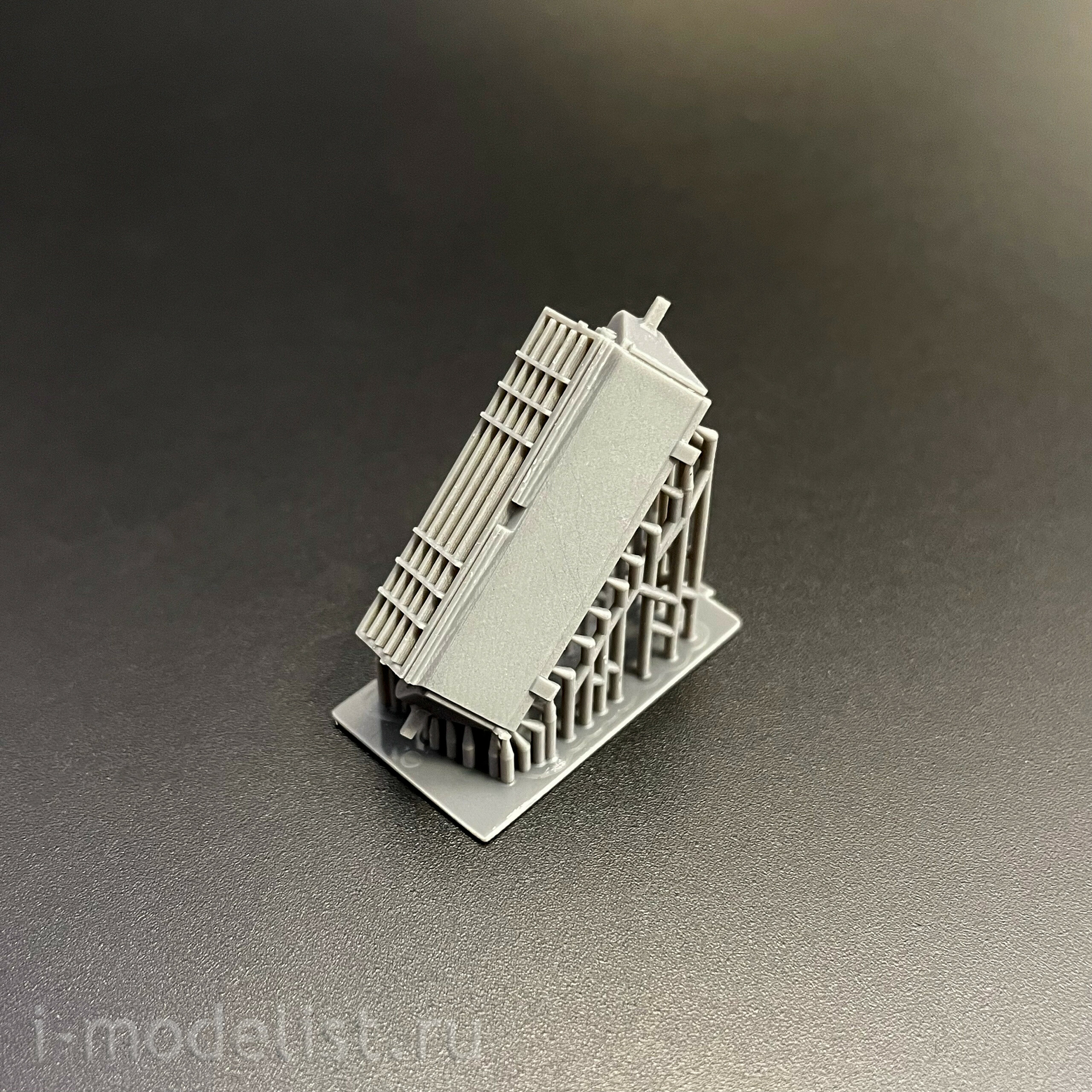 35A060 Amusing Hobby 1/35 Советский танк Т-80У с полным интерьером (по лицензии ОмскТрансМаш)