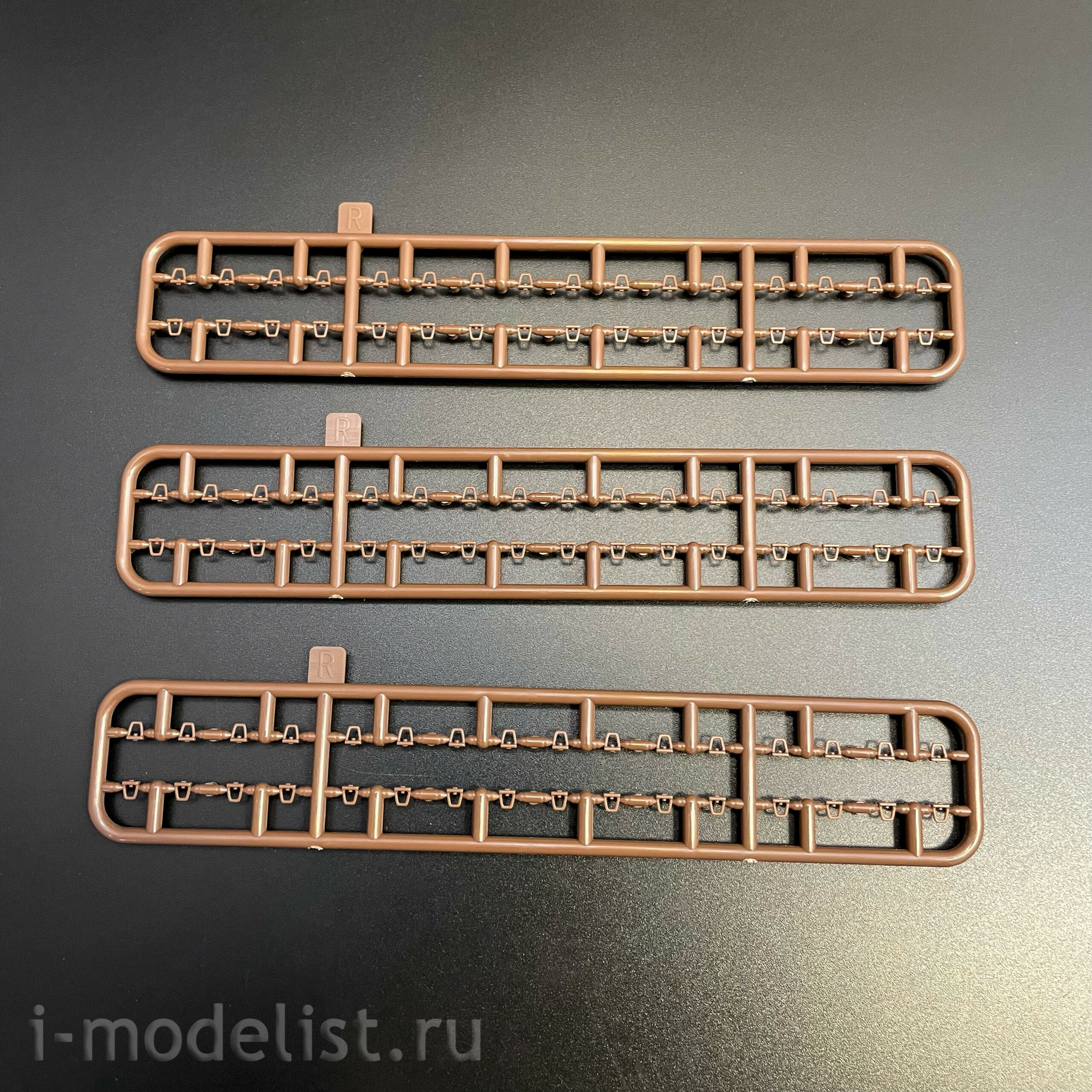 35A060 Amusing Hobby 1/35 Советский танк Т-80У с полным интерьером (по лицензии ОмскТрансМаш)