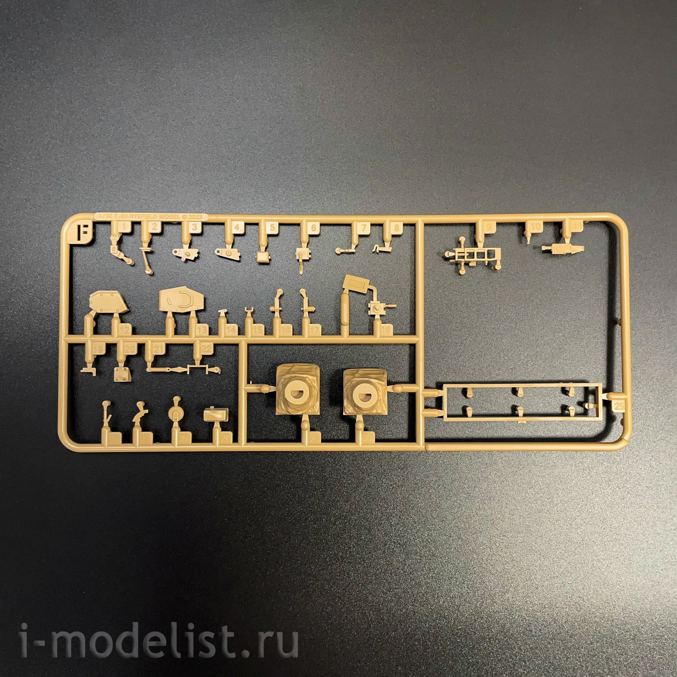 RM-5115 Rye Field Model 1/35 Российский танк Т-80УК (по лицензии ОмскТрансМаш)