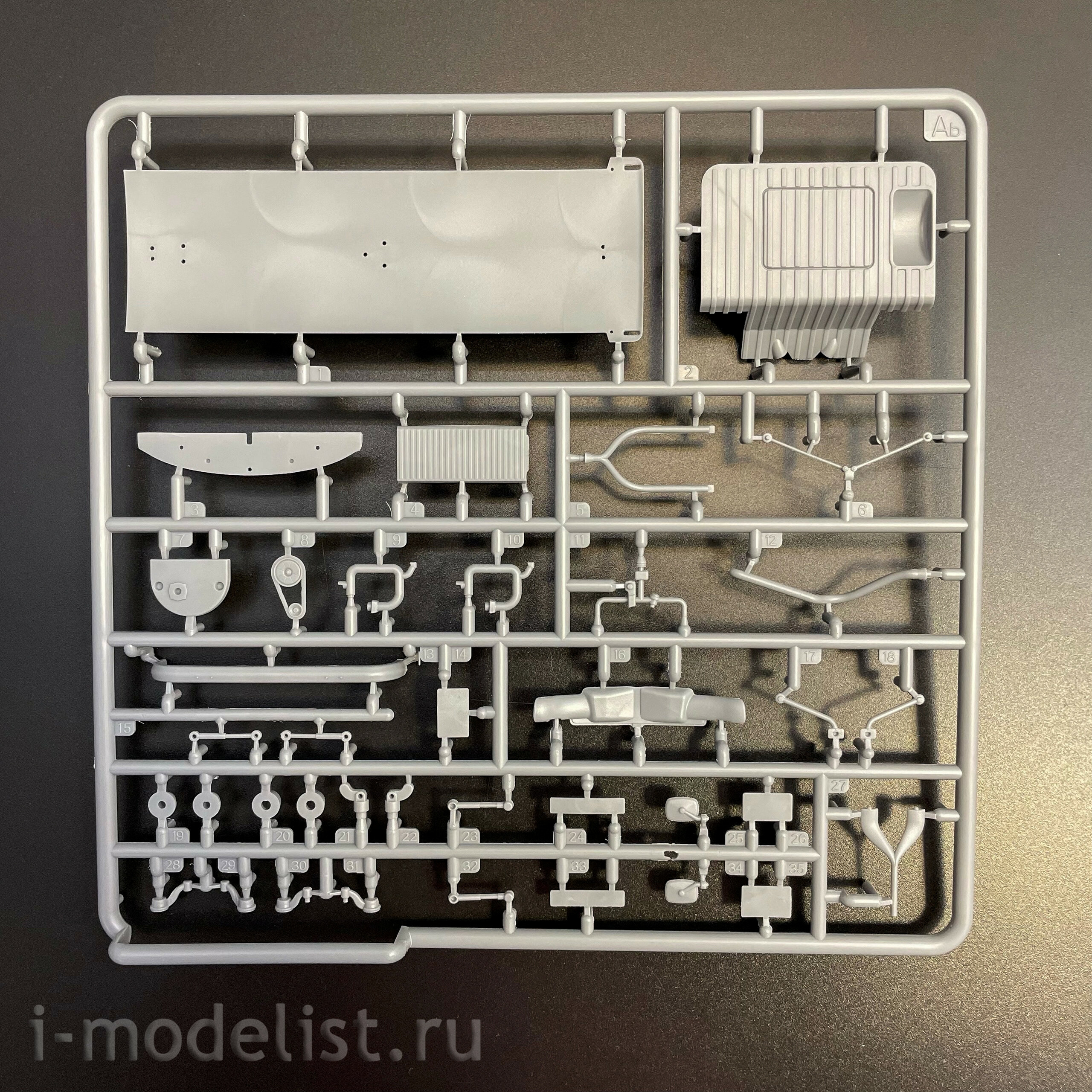 AK35022 AK Interactive 1/35 Легковой автомобиль-фургон T2 Model 1967 Van