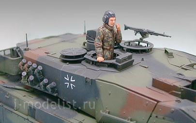 35242 Tamiya 1/35 Leopard 2A5 Main Battle Tank Немецкий танк, модификация 1993г. с фигурой командира