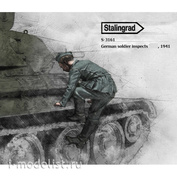 S-3161 Stalingrad 1/35 Notмецкий солдат осматривает Танк 34, 1941 год / German soldier inspects Tank 34, 1941