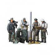 35212 Tamiya 1/35 Him. soldiers in winter around the field stove (5 figures)