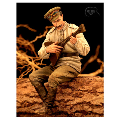 F35-012 Copper State Models 1/35 Член экипажа российского автомобильного пулеметного взвода, играющий на балалайке
