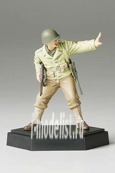 Tamiya 1/35 26006 Figure of an American officer And a rifle stand separately in the kit