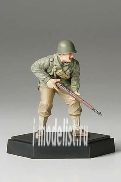 26008 Tamiya 1/35 Figure of an American soldier with a rifle And stand separately in the kit  