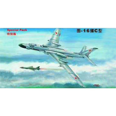 01613 Trumpeter 1/72 Aircraft T-u-16J-10 BADGER C