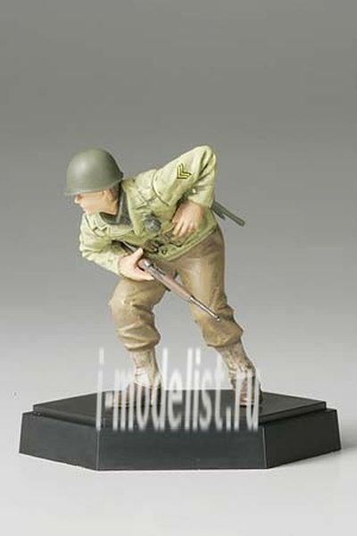 26007 Tamiya 1/35 Figure of an American officer In a rifle stand separately in the kit  