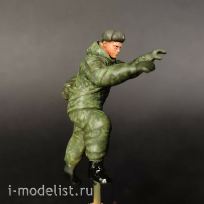 im35003 Imodelist 1/35 Фигура водителя, залезающего в кабину, зимний камуфляж