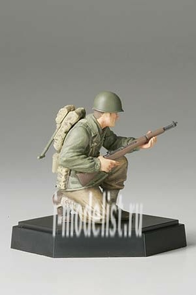 Tamiya 1/35 26009 Figure of an American soldier In a rifle stand separately in the kit