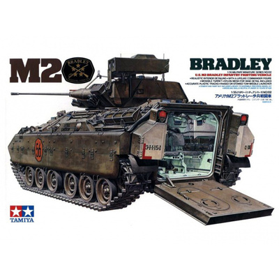 35132 Tamiya 1/35 U.S. M2 Bradley Ifv Американский бронетранспортер с 25мм пушкой и ракетной противотанковой установкой. С внутренним интерьером и фигурой командира.